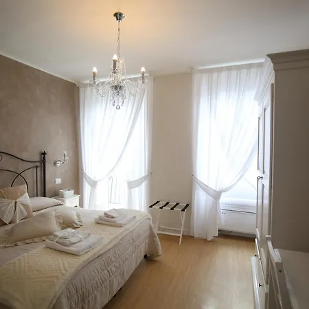 In Piazzetta Panzió Sarzana