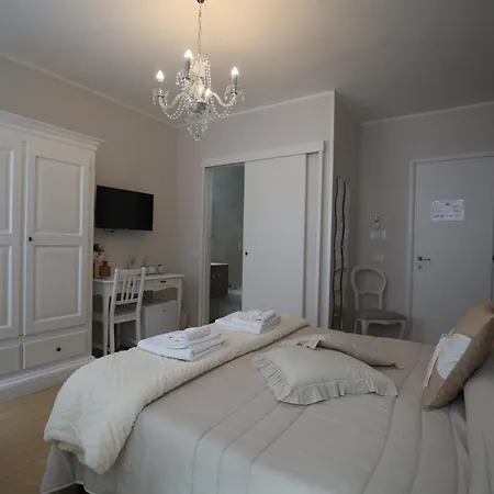 In Piazzetta Sarzana