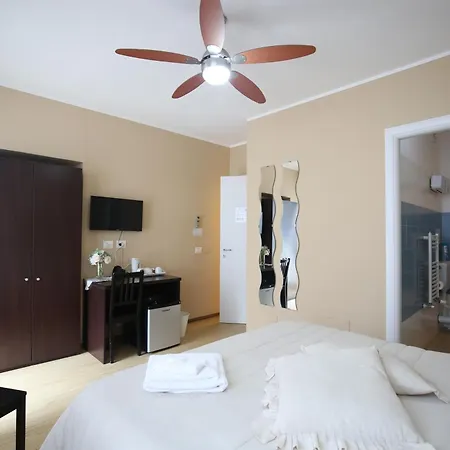 In Piazzetta Sarzana