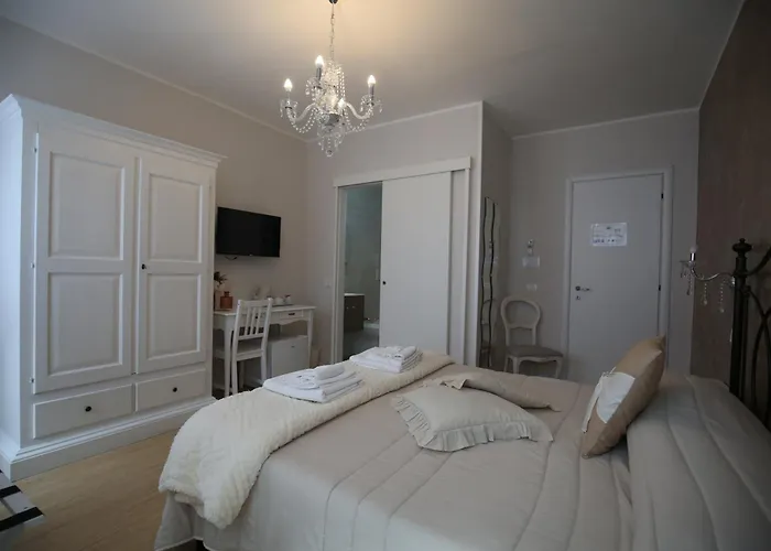 In Piazzetta Sarzana