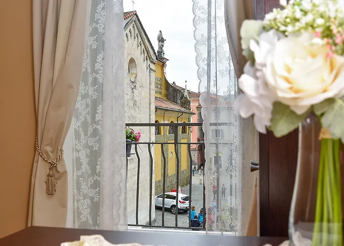 In Piazzetta Sarzana